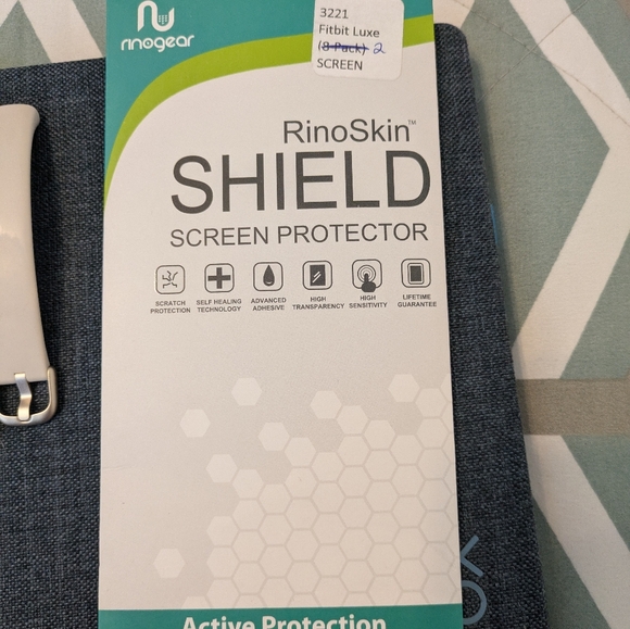 Fitbit Luxe Smartwatch - Black and Gold - Picture 6 of 12